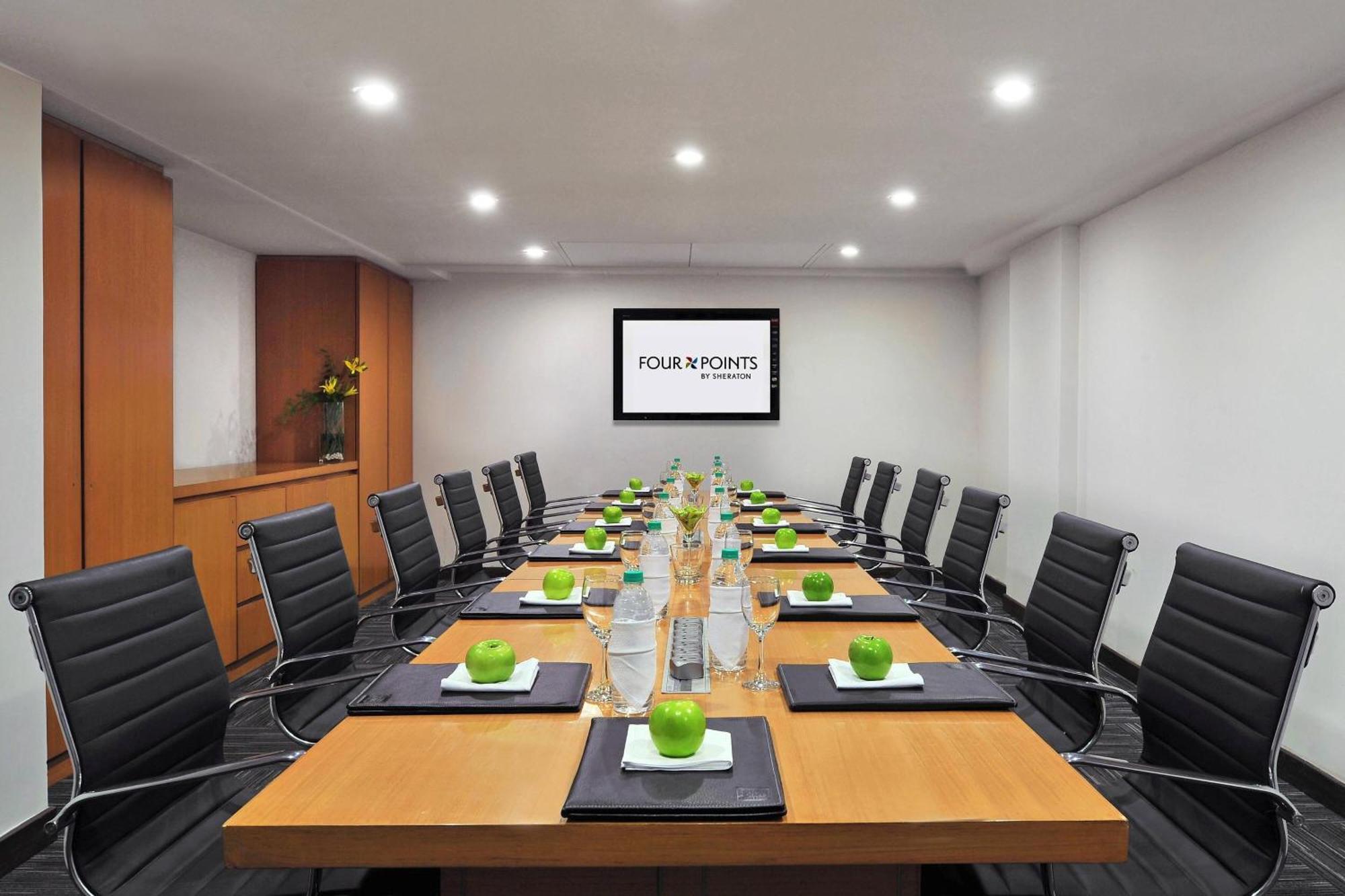 Four Points By Sheraton Hotel And Serviced Apartments Pune Kinh doanh bức ảnh